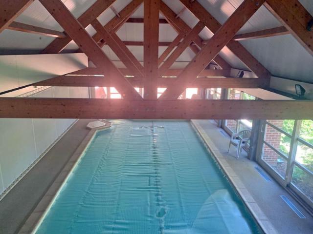 Maison de campagne bénéficiant de beaux volumes, piscine intérieure chauffée !! 