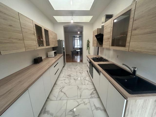 Maison 1930 mitoyenne rénovée avec garage, développant 119m2
