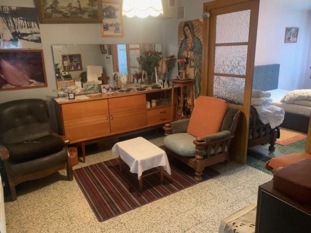 Maison semi individuelle à rénover avec garage, bâtie sur un