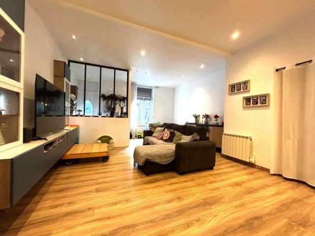 Maison 1930 mitoyenne rénovée développant 120m2 et bâtie sur