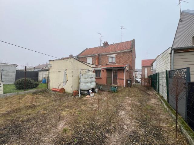 Semi individuelle de 72m2 + garage à rénover, bâtie sur 261m