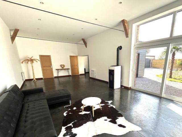 Grange entièrement rénovée en plain-pied, développant 160m2 