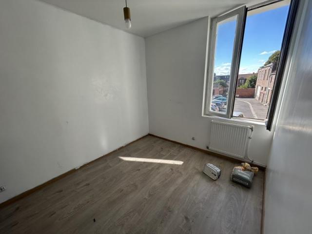 Hyper centre, maison semi individuelle à rénover de 92m2 ave