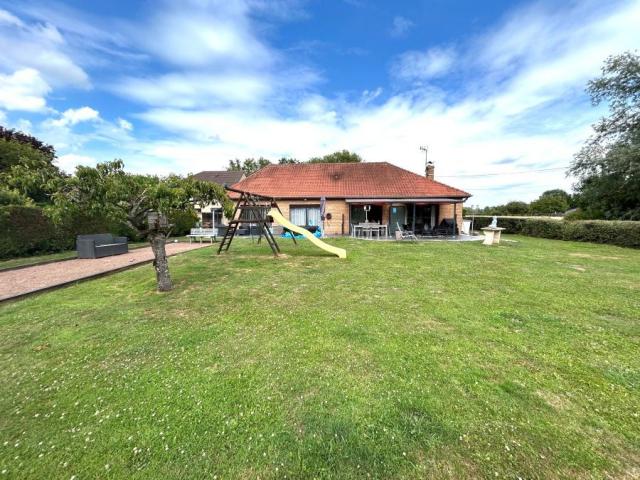 Beau plain pied individuel des années 90 développant 128m2 h