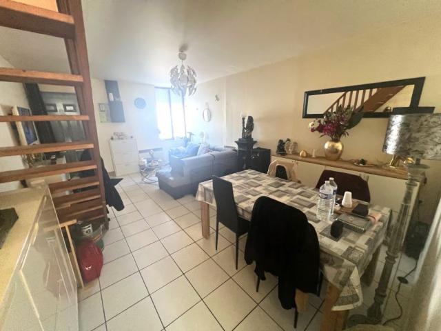 Maison mitoyenne de 69m2 utiles actuellement louée bâtie sur