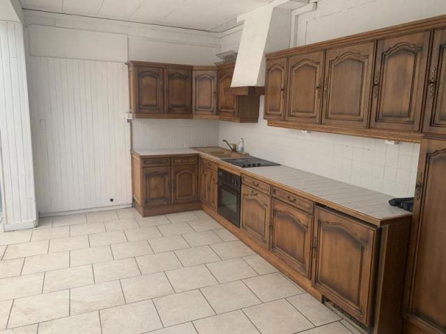 Maison 1930 mitoyenne, bon état située en centre ville + esp