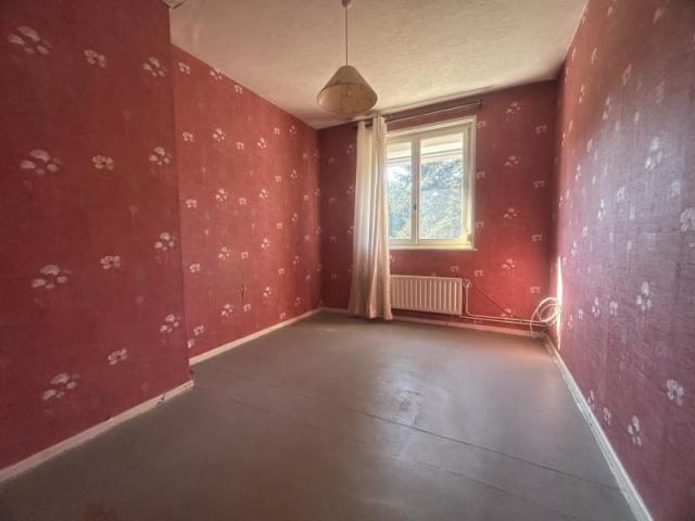 Maison des années 60 de style bel étage à rénover compléteme