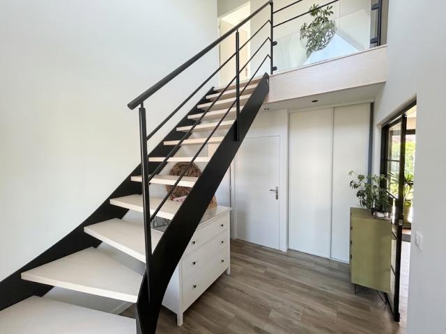 Pavillon individuel semi plain-pied de 2017 développant 142,