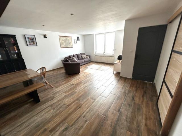 Maison semi individuelle de 127m2 bâtie sur 1963m2 de terrai