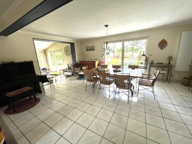 Pavillon individuel de 2000 développant 165m2 de superficie 