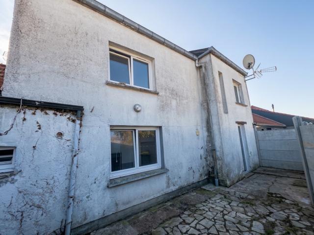 Maison mitoyenne à rénover, beau potentiel, secteur calme ! 