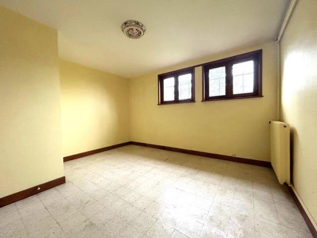 Proche des commodités beau potentiel pour cette maison indiv