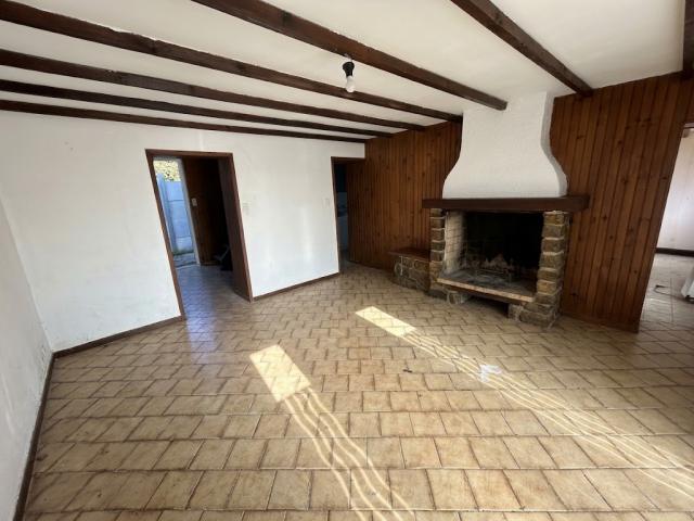 Maison mitoyenne à rénover, beau potentiel, secteur calme ! 