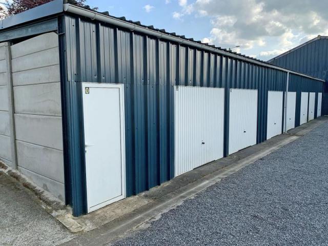 EXCLUSIVITE ! Idéal investisseurs ! Lot de 19 garages + 1 bo