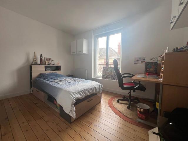 Maison semi individuelle située en secteur prisé, entièremen