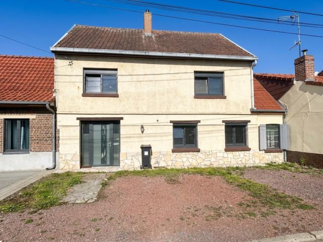 Maison mitoyenne à rénover, beau potentiel, secteur calme ! 