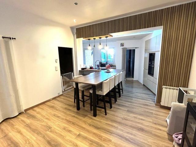 Maison 1930 mitoyenne rénovée développant 120m2 et bâtie sur