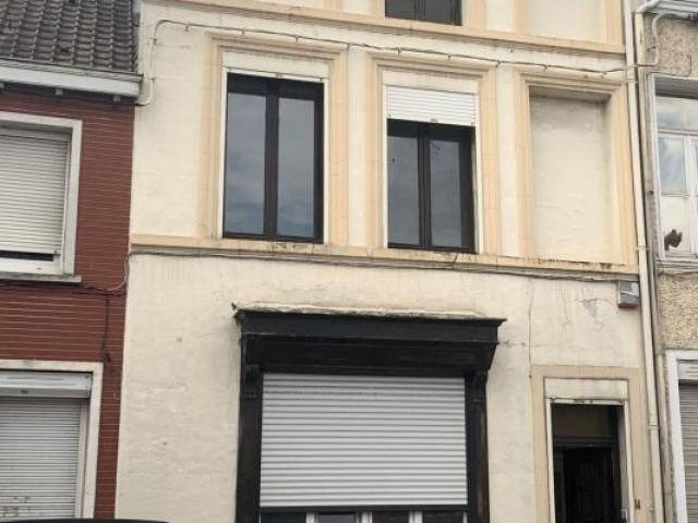 Maison 1930 mitoyenne, bon état située en centre ville + esp