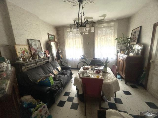 Maison de style bourgeoise, individuelle à rénover, développ