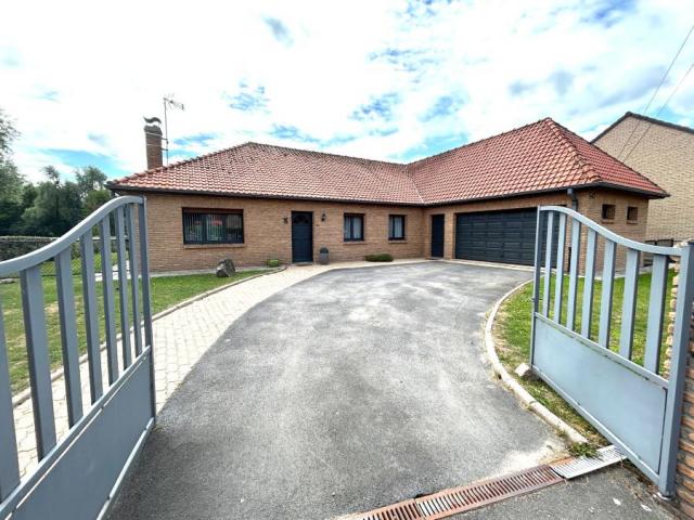 Beau plain pied individuel des années 90 développant 128m2 h