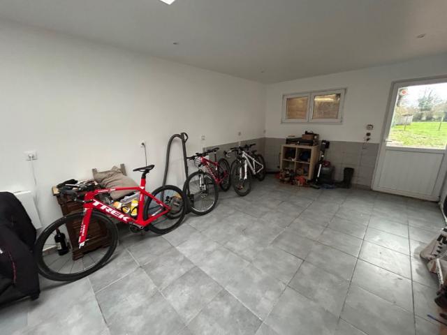 Maison de campagne rénovée développant 139m2 et bâtie sur un