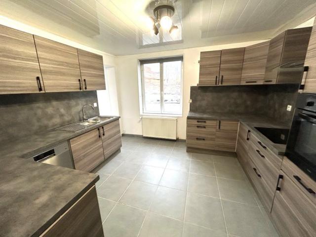 Maison de campagne rénovée développant 139m2 et bâtie sur un