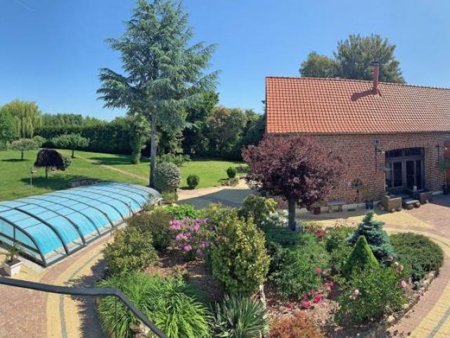 Corps de ferme entièrement rénovée avec matériaux de qualité