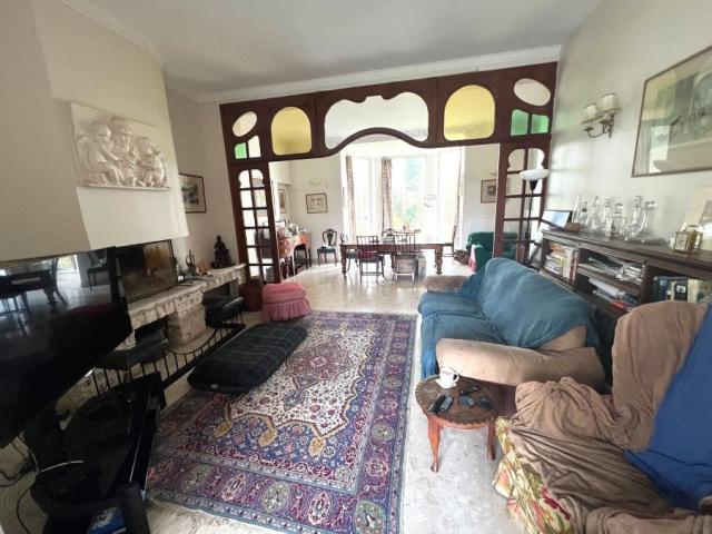 Château des années 30 avec maison d'invitée et dépendances, 