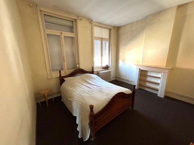 Maison bourgeoise semi individuelle située proche des commod