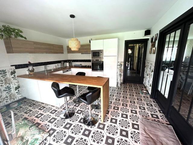 Beau plain pied individuel des années 90 développant 128m2 h