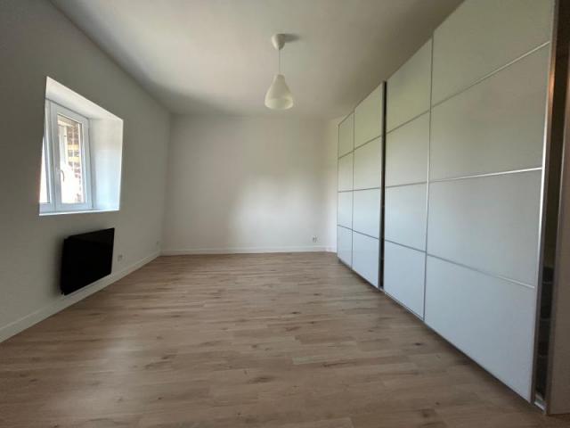 Proche frontière, maison 1930 mitoyenne entièrement rénovée 