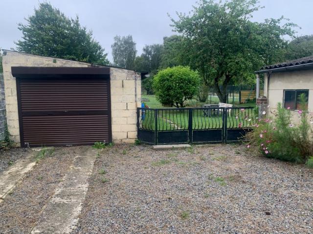 Maison semi individuelle à rénover avec garage, bâtie sur un