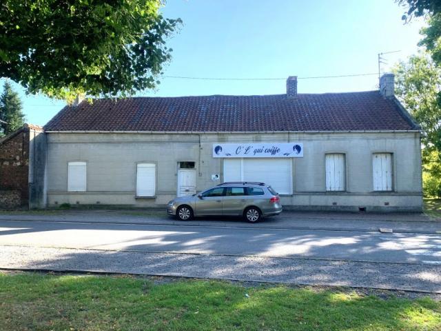Centre du village, beau potentiel pour cette longère divisée