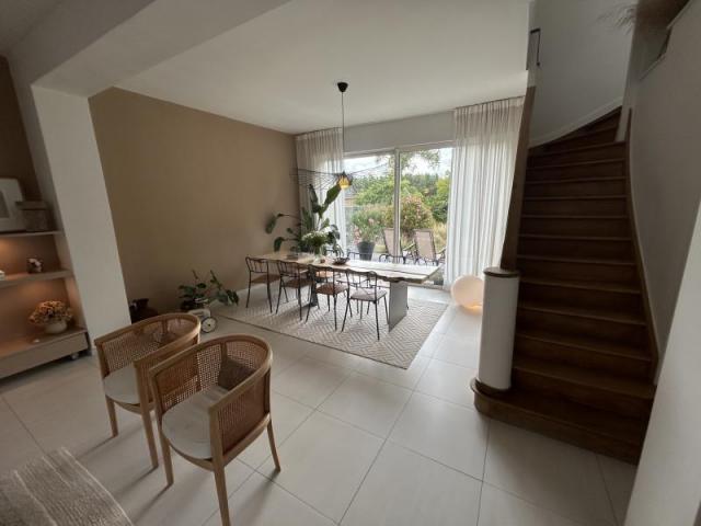 Maison de style bourgeoise double distribution développant 2