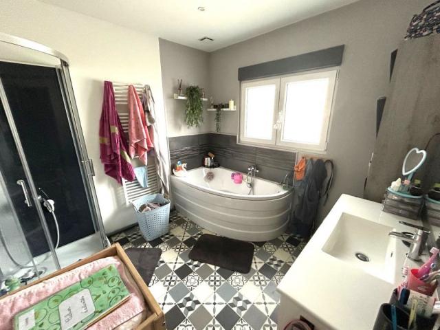 Plain-pied individuel, secteur prisé, rénovation récente + b