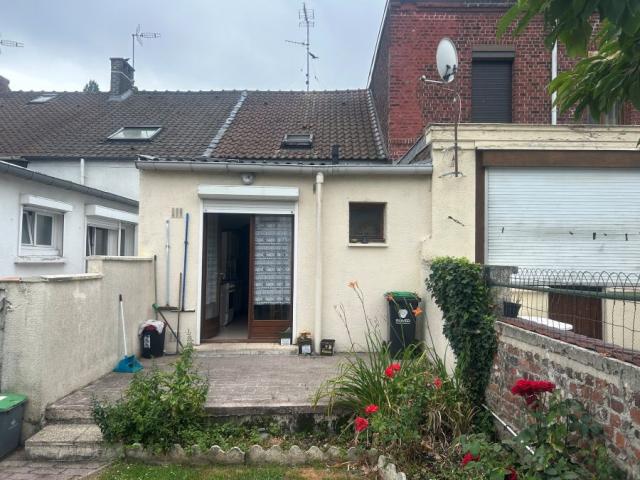Maison de ville mitoyenne de 72,75m2 bâtie sur 183m2 de terr