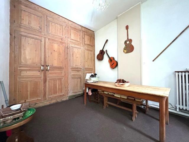Maison bourgeoise semi individuelle située proche des commod