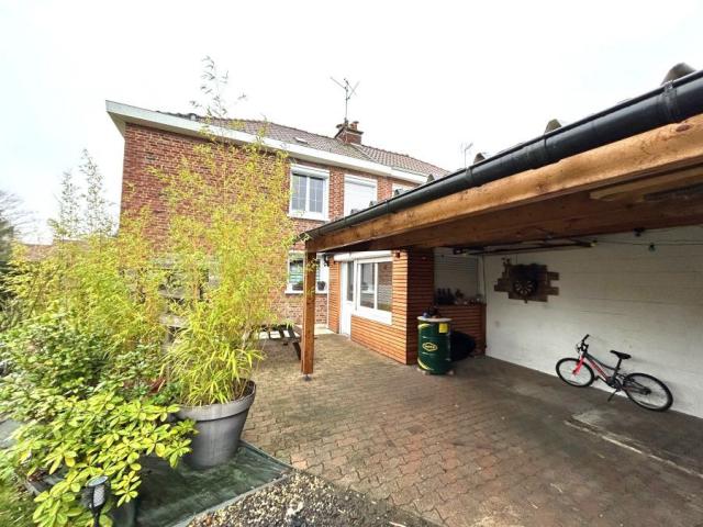 Proche du centre et des commodités, semi individuelle très b