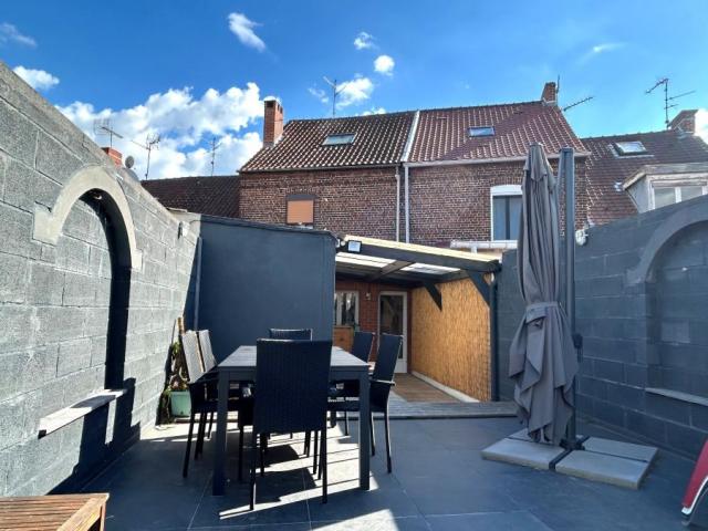 Maison 1930 mitoyenne rénovée développant 120m2 et bâtie sur