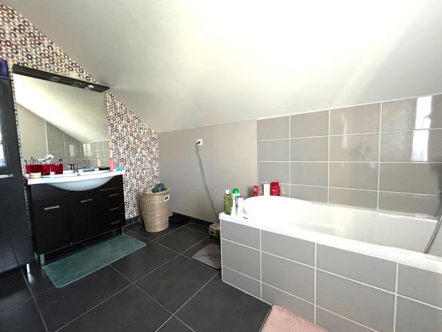 Pavillon individuel semi plain pied de 2013 développant 157m