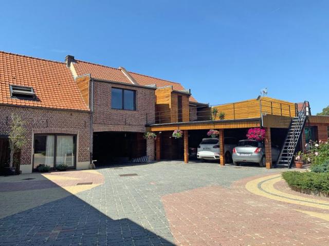 Corps de ferme entièrement rénovée avec matériaux de qualité