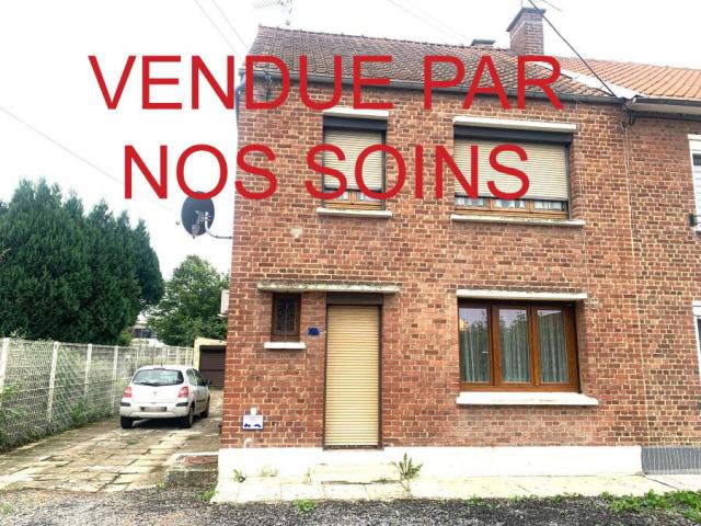 Maison semi individuelle à rénover avec garage, bâtie sur un