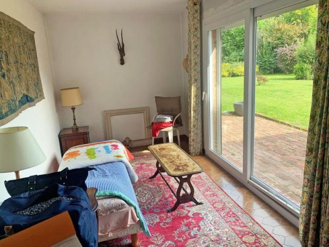 Proche des commodités et des axes autoroutiers, maison des a