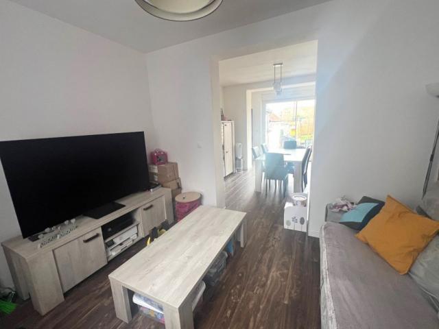 Maison semi individuelle située en secteur prisé, entièremen
