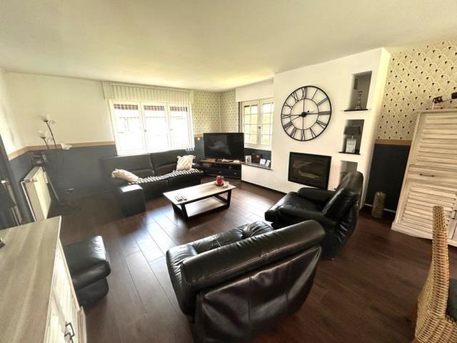 Beau plain pied individuel des années 90 développant 128m2 h