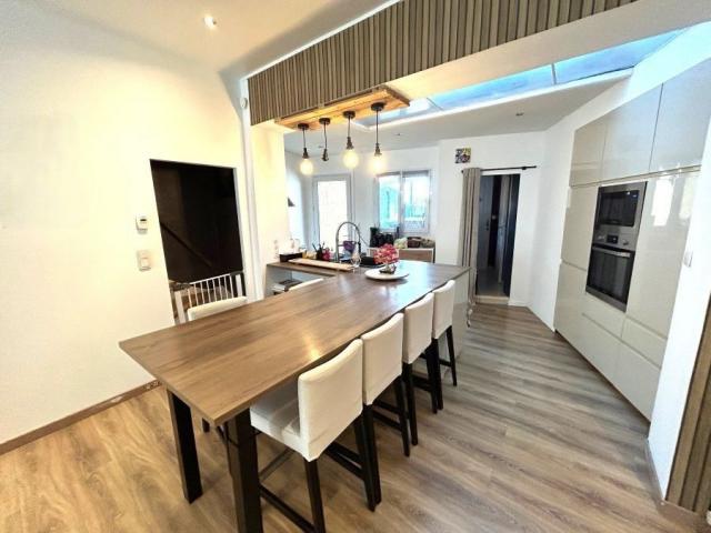 Maison 1930 mitoyenne rénovée développant 120m2 et bâtie sur