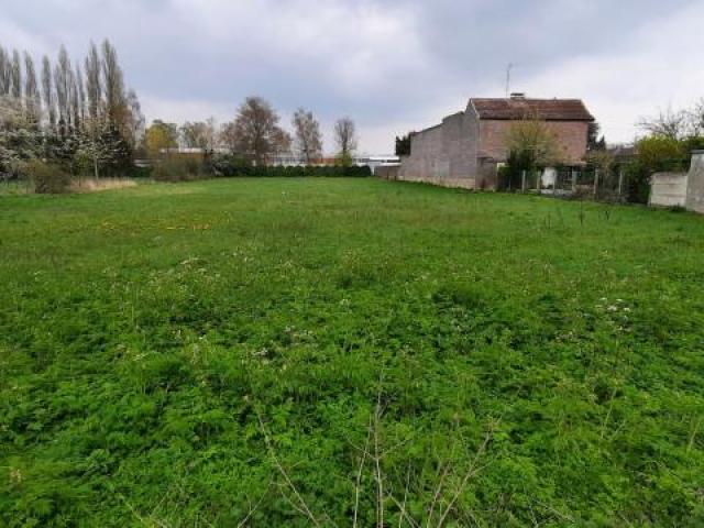 Terrain à bâtir, beau potentiel, en front de rue !