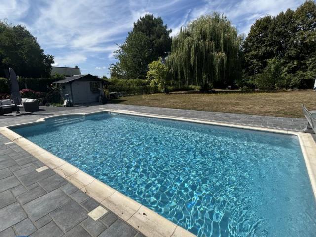 Fermette en L entièrement rénovée avec piscine chauffée déve