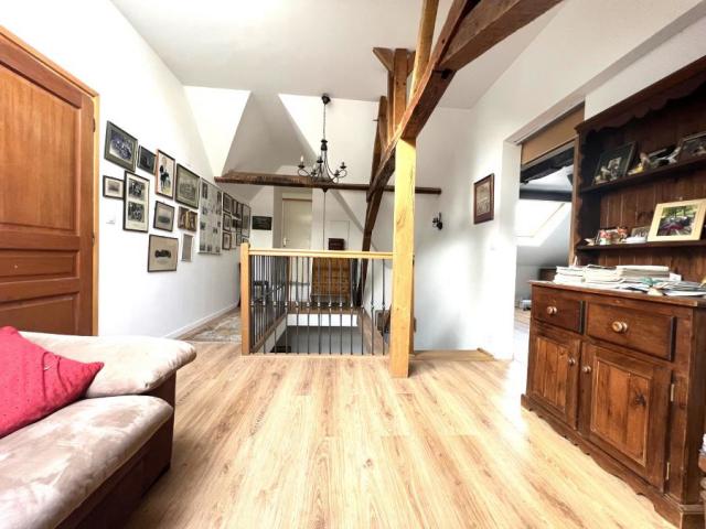 Château des années 30 avec maison d'invitée et dépendances, 
