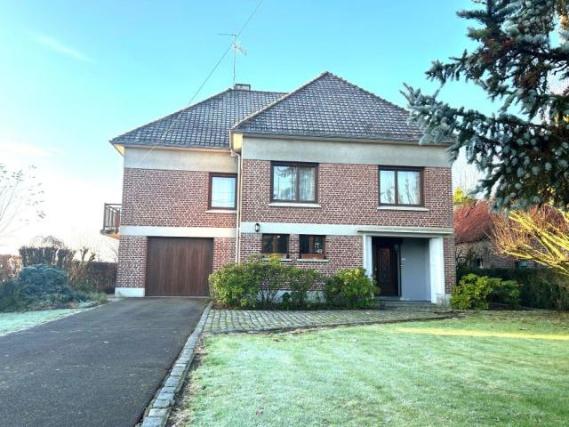 Proche des commodités beau potentiel pour cette maison indiv